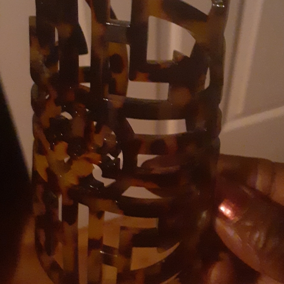 Too small - Picture 3 of 3